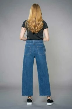 Flo:ra - Wide Leg Jeans Aus Bio-Baumwolle Und Hanf - Medium Blue -Grundstoff Verkaufsladen Rueckansicht nachhaltige Jeans wide leg flora 026 1280x1280