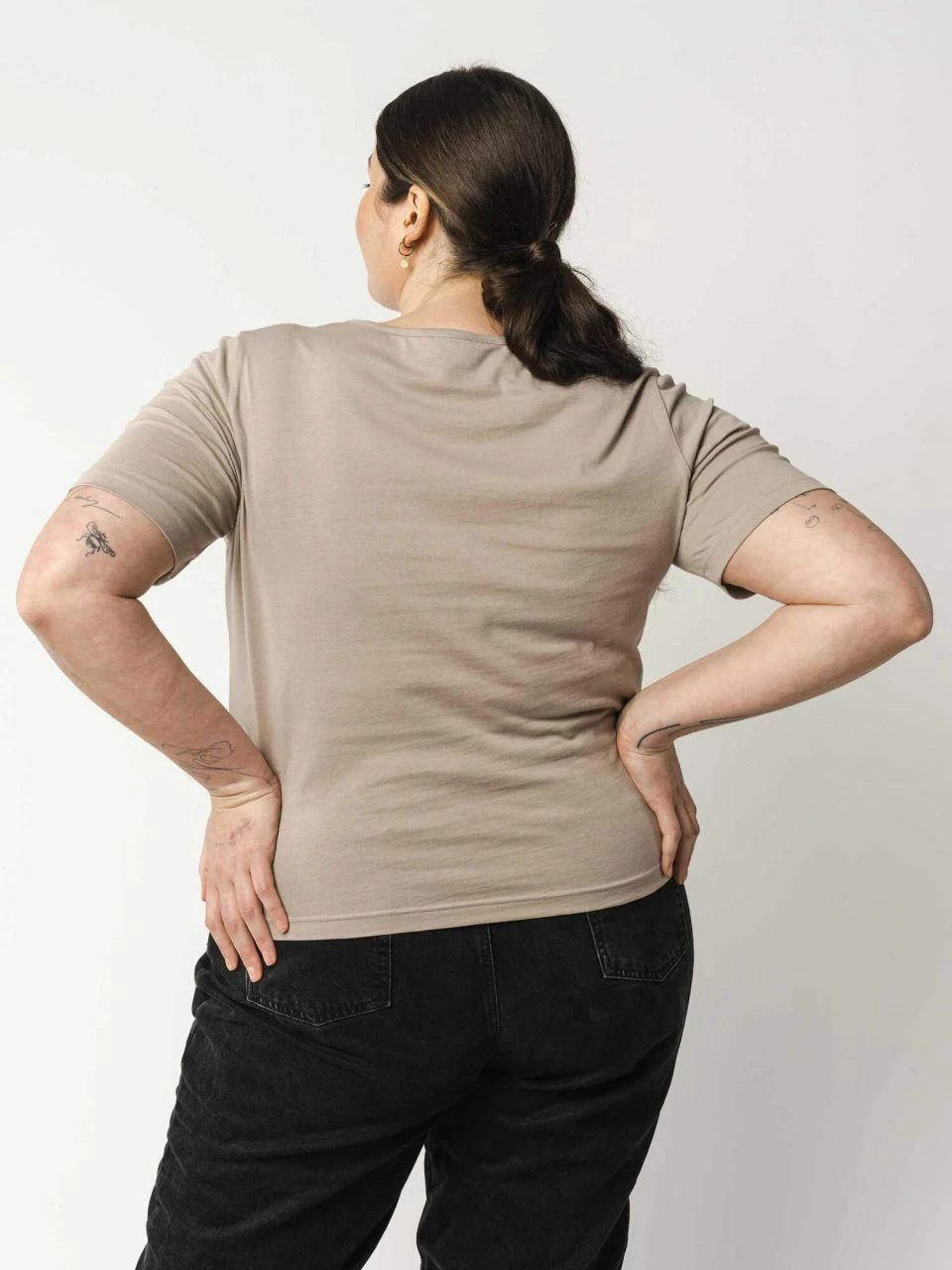 Mela Fairtrade V-Neck Shirt Lali Aus Bio-Baumwolle - Taupe 4 Mela Fairtrade V-Neck Shirt Lali Aus Bio-Baumwolle - Taupe – Bild 2