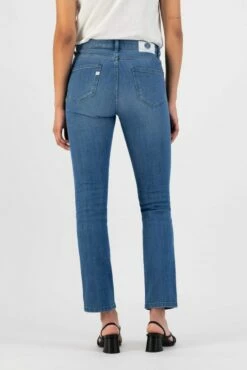 Straight Fit Jeans Faye - Authentic Indigo -Grundstoff Verkaufsladen Rueckansicht straight fit Damenjeans faye authentic indigo 1280x1280