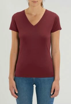 T-Shirt Mit V-Ausschnitt Aus Bio-Baumwolle - Burgundy -Grundstoff Verkaufsladen STTW023 244 Burgundy V Neck Shirt kurzaermelig Model komfortabel Bio Baumwolle weinrot vegan 1280x1280