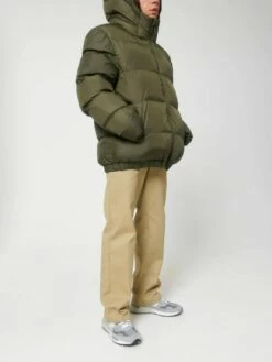 Oversized Unisex Puffer Jacket Aus Recyceltem Polyester - British Khaki -Grundstoff Verkaufsladen Seitenansicht dicke Winterjacke vegan U840 008 1280x1280