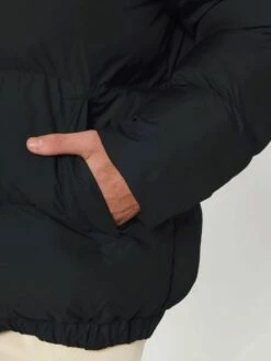 Oversized Unisex Puffer Jacket Aus Recyceltem Polyester - Black -Grundstoff Verkaufsladen Seitentasche mit Reissverschluss U840 002 1280x1280
