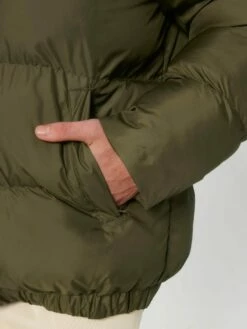 Oversized Unisex Puffer Jacket Aus Recyceltem Polyester - British Khaki -Grundstoff Verkaufsladen Seitentasche mit Reissverschluss khaki U840 008 1280x1280