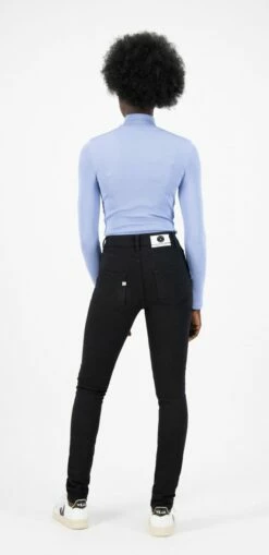 Skinny Fit Jeans Hazen - Dip Dry -Grundstoff Verkaufsladen Skinny Hazen Dip Dry nachhaltige Damen Jeans recycelte Baumwolle model back 1280x1280