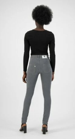 Skinny Fit Jeans Hazen - Grey -Grundstoff Verkaufsladen Skinny Hazen grey Jeans hohe Leibhoehe faire Bedingungen model back 1280x1280