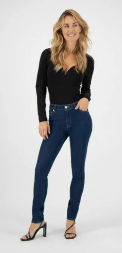 Skinny Fit Jeans Hazen - Strong Blue -Grundstoff Verkaufsladen Skinny Hazen nachhaltige Damen Jeans enganliegend high waist strong blue model 1280x1280