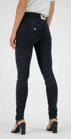 Skinny Fit Jeans Hazen - Stone Black -Grundstoff Verkaufsladen Skinny Hazen stone black Enganliegende Frauen Jeans umweltschonende Herstellung back 1280x1280