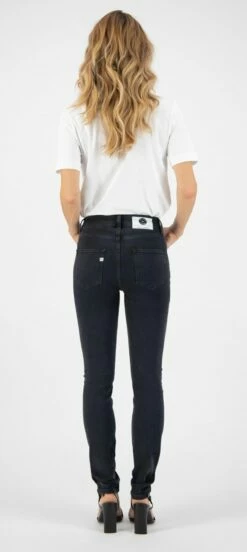 Skinny Fit Jeans Hazen - Stone Black -Grundstoff Verkaufsladen Skinny Hazen stone black MUD Jeans umweltfreundliche Damen Hose model side 1280x1280