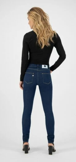 Skinny Fit Jeans Hazen - Strong Blue -Grundstoff Verkaufsladen Skinny Hazen strong blue Faire Damen Jeans hohe Leibhoehe ressourcenschonend model back 1280x1280