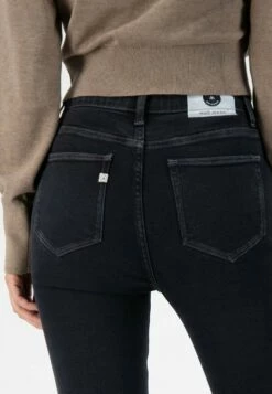 Skinny Fit Jeans Sky Rise - Stone Black -Grundstoff Verkaufsladen Sky Rise stone black fair trade Jeans Bio Baumwolle aufgedrucktes Lable vegan nachhaltig 1280x1280