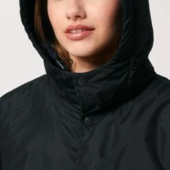 Unisex Padded Parka Aus Recyceltem Polyester - Black -Grundstoff Verkaufsladen Stehkragen mit Knopfleiste U841 002 1280x1280
