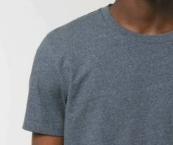 Unisex T-Shirt Aus Bio-Baumwolle & Recycelter Baumwolle - Re-navy -Grundstoff Verkaufsladen U787 601 Detail Rundhalsausschnitt mit feinem Rippbuendchen navyblau meliert 1280x1280