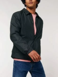 Unisex Coach Jacket Aus Recyceltem Polyester - Black -Grundstoff Verkaufsladen U833 002 12 umweltfreundliche Regenjacke aus reinem Recycelmaterial post consumer PET Flaschen vegan 1280x1280