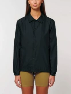 Unisex Coach Jacket Aus Recyceltem Polyester - Black -Grundstoff Verkaufsladen U833 002 3 nachhaltige Unisex Jacke aus leichtem recyceltem Polyester fair und nachhaltig produziert vegan 1280x1280