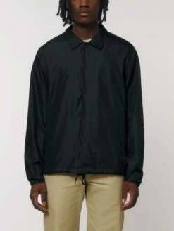 Unisex Coach Jacket Aus Recyceltem Polyester - Black -Grundstoff Verkaufsladen U833 002 4 gerade geschnittene Regenjacke aus leichtem recyceltem Polyester mit atmungsaktivem Mesh Gewebe 100 Prozent recycelt 1280x1280