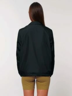 Unisex Coach Jacket Aus Recyceltem Polyester - Black -Grundstoff Verkaufsladen U833 002 5 fair und nachhaltig produzierte Jacke aus reinem Recycelmaterial schwarz 1280x1280