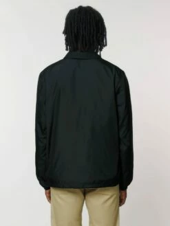 Unisex Coach Jacket Aus Recyceltem Polyester - Black -Grundstoff Verkaufsladen U833 002 6 oekofaire Jacke aus strapazierfaehiger Leinwand Bindung mit atmungsaktivem Mesch Gewebe Rueckansicht 1280x1280