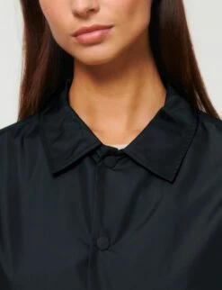 Unisex Coach Jacket Aus Recyceltem Polyester - Black -Grundstoff Verkaufsladen U833 002 7 Detail Kent Kragen und Metall Knopfleiste 100 Prozent Recycelmaterial schwarz 1280x1280