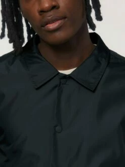 Unisex Coach Jacket Aus Recyceltem Polyester - Black -Grundstoff Verkaufsladen U833 002 8 leichte Regenjacke im Coach Style aus reinem Recycelmaterial schont die Umwelt und spart Ressourcen 1280x1280