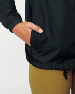 Unisex Coach Jacket Aus Recyceltem Polyester - Black -Grundstoff Verkaufsladen U833 002 9 Coach Jacke mit Leistentasche schwarz Hueftsaum kann mit Kordel individuell angepasst werden fair trade 1280x1280