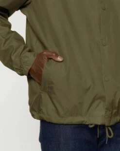 Unisex Coach Jacket Aus Recyceltem Polyester - British Khaki -Grundstoff Verkaufsladen U833 008 10 Detail Seitentasche elastische Aermelbuendchen Hueftsaum mit Kordelzug verstellbar Coach Jacke 1280x1280