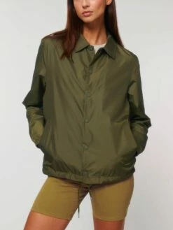 Unisex Coach Jacket Aus Recyceltem Polyester - British Khaki -Grundstoff Verkaufsladen U833 008 11 wasserabweisend und atmungsaktiv Coach Jacke aus reinem Recycelmaterial khaki 1280x1280
