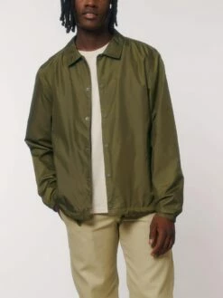 Unisex Coach Jacket Aus Recyceltem Polyester - British Khaki -Grundstoff Verkaufsladen U833 008 12 laessige Jacke aus recyceltem Polyester mit Kentkragen Metallknoepfe elastische Aermelbuendchen umweltschonend vegan 1280x1280