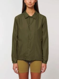 Unisex Coach Jacket Aus Recyceltem Polyester - British Khaki -Grundstoff Verkaufsladen U833 008 3 Unisex Regenjacke aus leichtem recyceltem Polyester mit Kentkragen Metallknopfleiste Seitentaschen nachhaltig 1280x1280