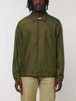 Unisex Coach Jacket Aus Recyceltem Polyester - British Khaki -Grundstoff Verkaufsladen U833 008 4 oekofaire Coach Jacke aus leichtem recyceltem Polyester und atmungsaktivem Mesh Gewebe mit elastischen Buendchen an den Aermeln 1280x1280