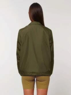 Unisex Coach Jacket Aus Recyceltem Polyester - British Khaki -Grundstoff Verkaufsladen U833 008 5 nachhaltige Coach Jacke british khaki Rueckansicht 1280x1280