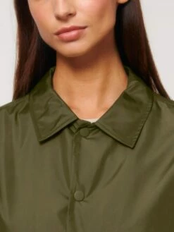 Unisex Coach Jacket Aus Recyceltem Polyester - British Khaki -Grundstoff Verkaufsladen U833 008 7 fair trade Coach Jacke mit Kent Kragen und durchgehende Knopfleiste mit Metallknoepfen aus reinem Recycelmaterial 1280x1280