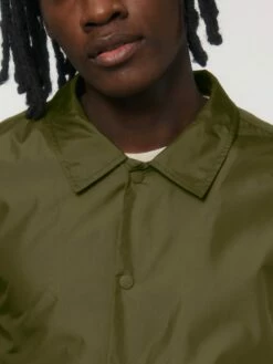 Unisex Coach Jacket Aus Recyceltem Polyester - British Khaki -Grundstoff Verkaufsladen U833 008 8 vegane Jacke aus reinem Recycelmaterial die strapazierfaehige Leinwandbindung ist wasserabweisend und atmungsaktiv 1280x1280