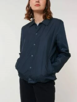 Unisex Coach Jacket Aus Recyceltem Polyester - French Navy -Grundstoff Verkaufsladen U833 727 11 dunkelblaue Jacke aus reinem Recycelmaterial stylisch und umweltschonend vegan 1280x1280