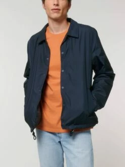 Unisex Coach Jacket Aus Recyceltem Polyester - French Navy -Grundstoff Verkaufsladen U833 727 12 laessig geschnittene Coach Jacke mit Kent Kragen wasserabweisend und atmungsaktiv aus recyceltem Polyester 1280x1280