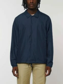 Unisex Coach Jacket Aus Recyceltem Polyester - French Navy -Grundstoff Verkaufsladen U833 727 4 leichte Jacke mit Kent Kragen und Metallknopf Leiste umweltschonend und ressourcenschonend 1280x1280