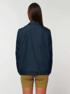 Unisex Coach Jacket Aus Recyceltem Polyester - French Navy -Grundstoff Verkaufsladen U833 727 5 Unisex Jacke aus leichtem recyceltem Polyester Rueckansicht navyblau 1280x1280