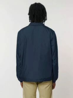 Unisex Coach Jacket Aus Recyceltem Polyester - French Navy -Grundstoff Verkaufsladen U833 727 6 gerade geschnittene Unisex Jacke im Coach Style gemacht aus recycelten PET Flaschen 1280x1280