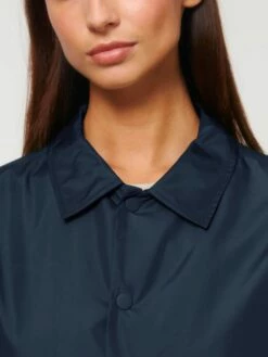Unisex Coach Jacket Aus Recyceltem Polyester - French Navy -Grundstoff Verkaufsladen U833 727 7 oekofaire Jacke mit Kent Kragen und Knopfleiste mit Metall Knoepfen vegan umweltschonend 1280x1280