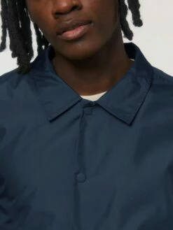 Unisex Coach Jacket Aus Recyceltem Polyester - French Navy -Grundstoff Verkaufsladen U833 727 8 fair trade dank vollstaendig recyceltem Polyamid aus PET Flaschen navyblau Kentkragen Metall Knoepfe 1280x1280