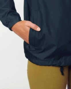 Unisex Coach Jacket Aus Recyceltem Polyester - French Navy -Grundstoff Verkaufsladen U833 727 9 vegane Jacke mit Seitentaschen verstellbarem Hueftsaum und elastischen Aermelbuendchen dunkelblau 1280x1280