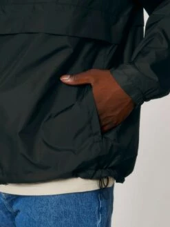 Unisex Pull-Over Jacke Aus Recyceltem Polyester - Black -Grundstoff Verkaufsladen U834 002 10 laessiger Windbreker schwarz mit Seitentaschen wasserabweisend und atmungsaktiv 1280x1280