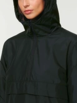 Unisex Pull-Over Jacke Aus Recyceltem Polyester - Black -Grundstoff Verkaufsladen U834 002 7 ressourcenschonende Kapuzenjacke aus reinem Recycelmaterial Detail Kapuze mit halbem Reissverschluss mit Kinnschutz und verstellbarer doppellagiger Kapuze 1280x1280