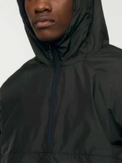 Unisex Pull-Over Jacke Aus Recyceltem Polyester - Black -Grundstoff Verkaufsladen U834 002 8 Detail Kapuze mit Gummi verstellbar und verdecktem Reissverschluss mit Kinnschutz Pull Over Windbreaker 1280x1280