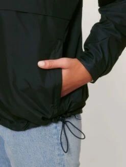 Unisex Pull-Over Jacke Aus Recyceltem Polyester - Black -Grundstoff Verkaufsladen U834 002 9 Schlufpfjacke mit Kapuze aus recyceltem Polyester mit Seitentaschen mit Reissverschluss und verstellbarem Hueftsaum durch Gummizug schwarz 1280x1280