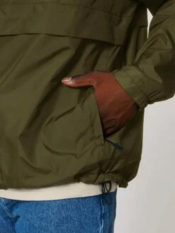 Unisex Pull-Over Jacke Aus Recyceltem Polyester - British Khaki -Grundstoff Verkaufsladen U834 008 10 vegane Schlupfjacke aus Recycelmaterial mit umlaufender Zierklappe verschliessbaren Seitentaschen khaki 1280x1280