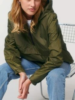 Unisex Pull-Over Jacke Aus Recyceltem Polyester - British Khaki -Grundstoff Verkaufsladen U834 008 11 stylischer Windbreaker aus recyceltem Polyester wasserabweisend atmungsaktiv mit Kapuze 1280x1280