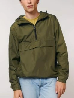 Unisex Pull-Over Jacke Aus Recyceltem Polyester - British Khaki -Grundstoff Verkaufsladen U834 008 12 leichte Ueberzie Jacke mit Kapuze verdecktem Reissverschluss und anpassbarem Hueftsaum elastische Aermelbuendchen khaki 1280x1280