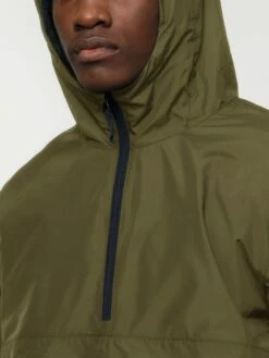 Unisex Pull-Over Jacke Aus Recyceltem Polyester - British Khaki -Grundstoff Verkaufsladen U834 008 8 Detail gefuetterte Kapuze mit Gummizug Reissverschluss mit Kinnschutz Zier Klappe nachhaltig und fair produziert 1280x1280