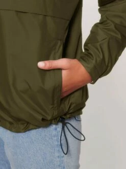 Unisex Pull-Over Jacke Aus Recyceltem Polyester - British Khaki -Grundstoff Verkaufsladen U834 008 9 sportliche Schlupfjacke mit verschiessbaren Seitentaschen verstellbarem Hueftsaum und elstischen Aermelbuendchen 1280x1280