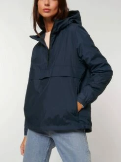 Unisex Pull-Over Jacke Aus Recyceltem Polyester - French Navy -Grundstoff Verkaufsladen U834 727 11 locker geschnittene Schlupfjacke mit Kapuze aus leichtem recyceltem Polyester wasserabweisend und atmungsaktiv 1280x1280